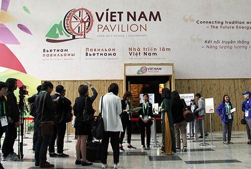  Du khách tham quan Nhà Triển lãm Việt Nam tại EXPO 2017 Astana